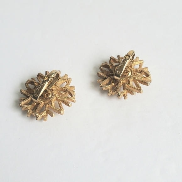 Vintage Trifari Clip-On Earrings Faux Pearl Cluster Gold Tone Birds Nest - Picture 2 of 5